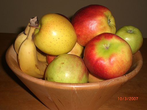 Apples and bananas in bowl